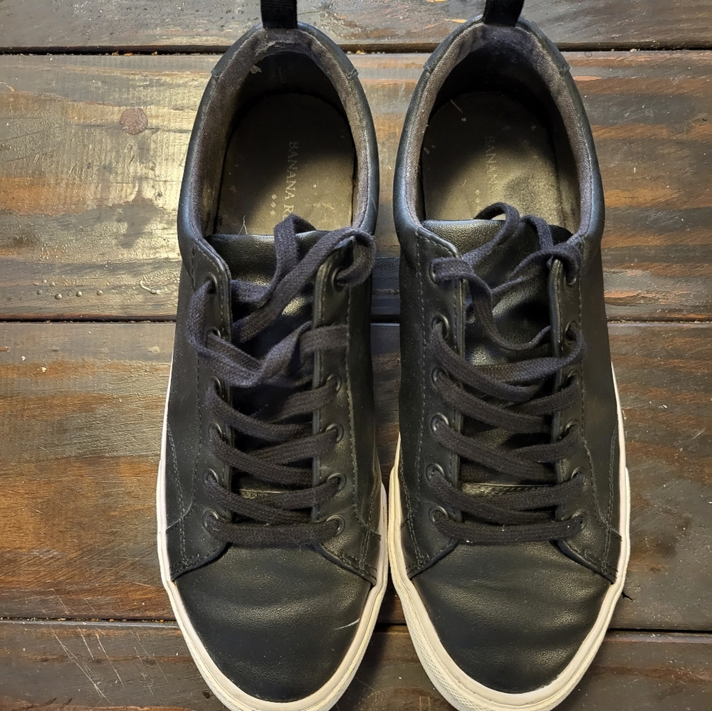 Black Banana Republic leather tennis shoes